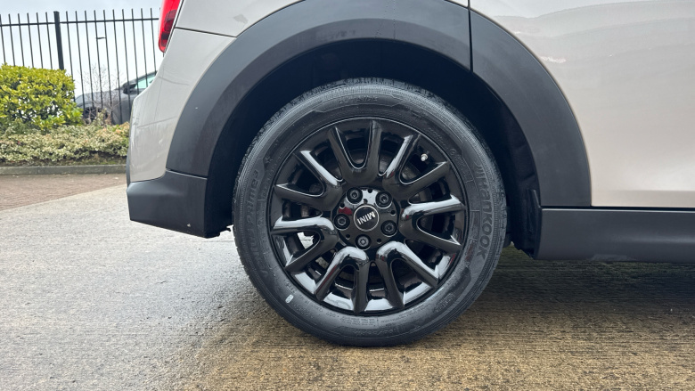 MINI Hatchback 1.5 Cooper Classic Premium Plus 5dr Auto Petrol Hatchback